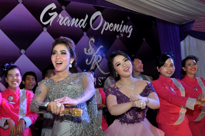 Syahrini Ungkap Isi Obrolan dengan Paris Hilton 