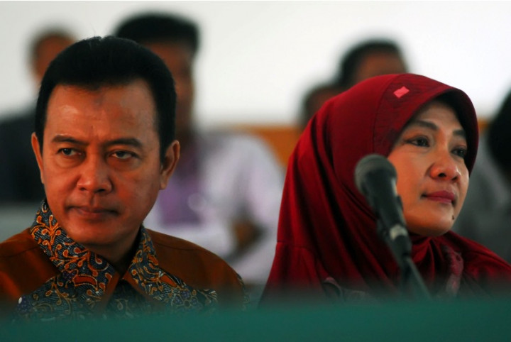 Diduga Korupsi, Baliho & Spanduk Ade Swara Dicopot Paksa 