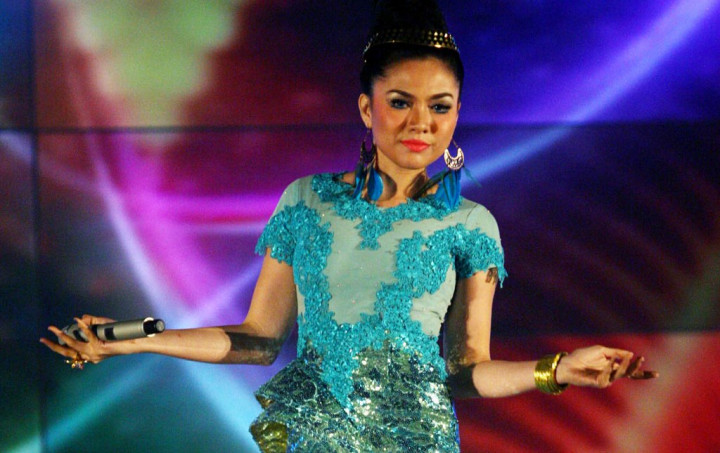 Manggung di Klub Malam, Vicky Shu Minumnya Teh Panas