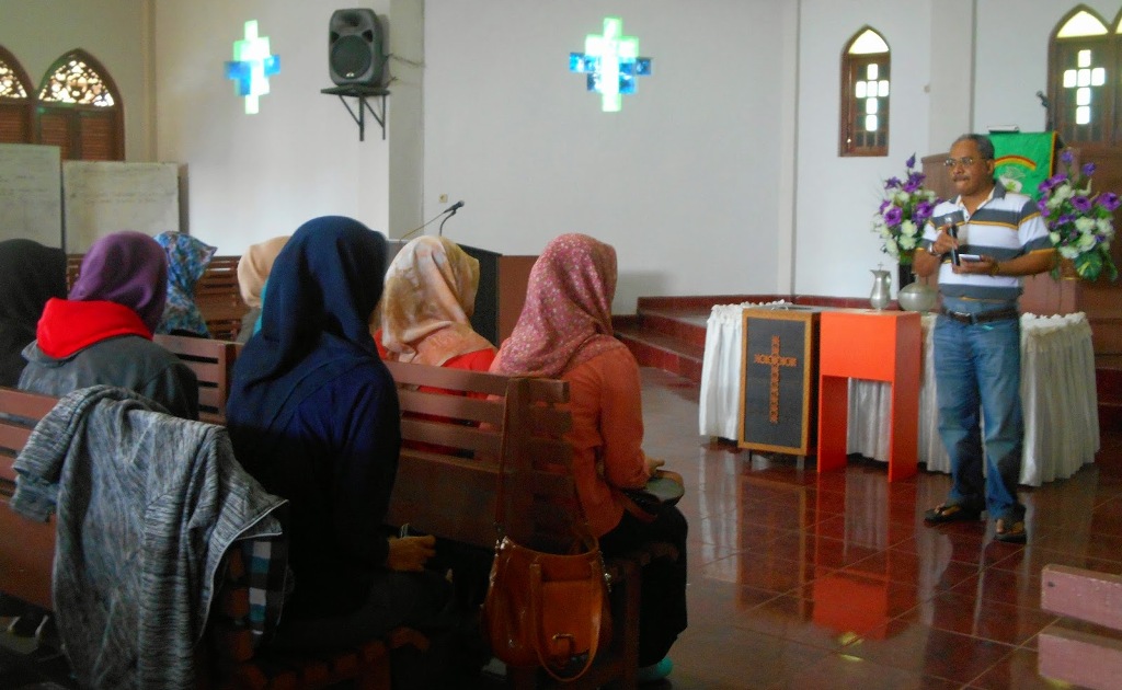 Kunjungan mahasiswa Rosnida Sari ke gereja di Banda Aceh (Foto: Australiaplus)