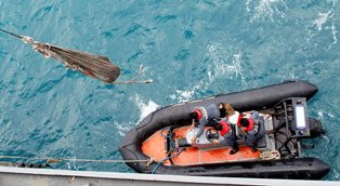 Penyelam Temukan Sepasang Jasad, Salah Satunya Mengenakan Gendongan Bayi