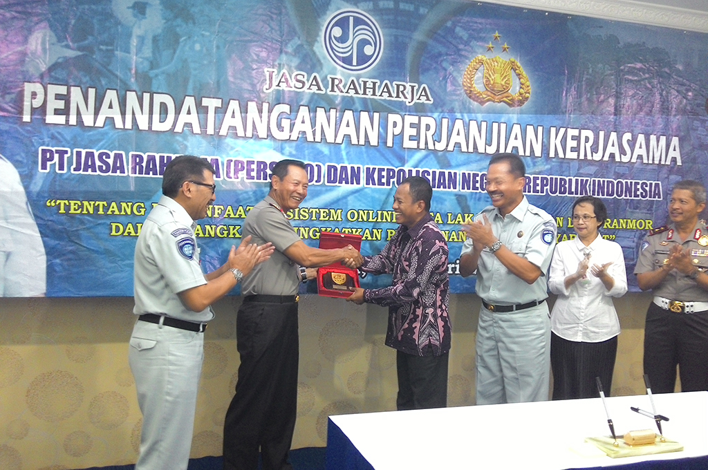 Jasa Raharja dan Polri teken nota kesepahaman mengenai sistem online data kecelakaan lalu lintas di Gedung Jasa Raharja, Jakarta, Jumat (9/1/2015). MTVN/Dimas Prasetianing.