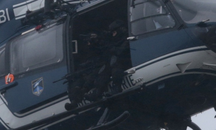 Penyerang Charlie Hebdo Tersudut, Bandara Paris Terganggu