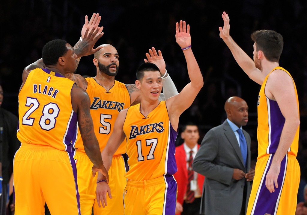 Jeremy Lin (No.17) merayakan kemenangan dengan para pemain Lakers. (Foto: AP/Mark J. Terrill) 