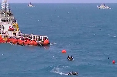 Ekor Pesawat Diangkat dan akan Ditarik ke Pelabuhan Utar Kumai