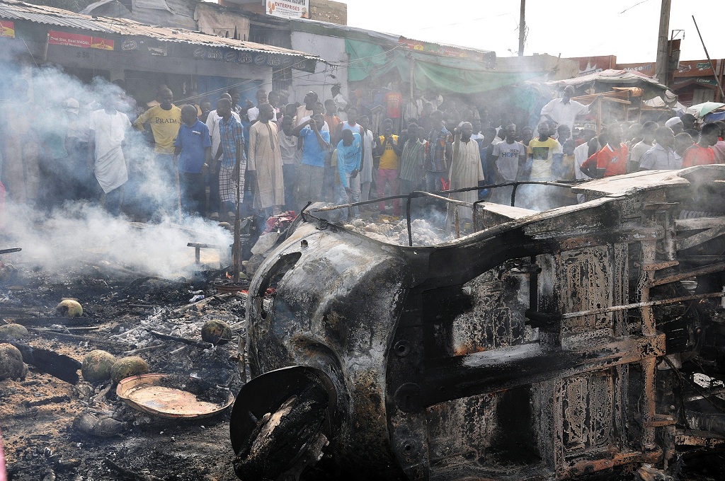 Warga berkumpul di lokasi bom bunuh diri di sebuah pasar di Maiduguri, Nigeria - AFP / STRINGER