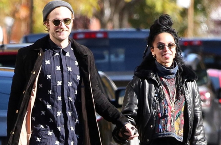 Robert Pattinson Suka Foto Bugil Kekasih Barunya