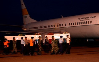 Keluarga Khawatir Penemuan Kotak Hitam Putus Pencarian Korban QZ8501 