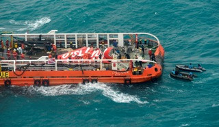 Basarnas Libatkan Nelayan Evakuasi Badan Pesawat QZ8501