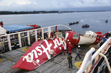 Ekor Pesawat AirAsia Digeletakan di Dermaga