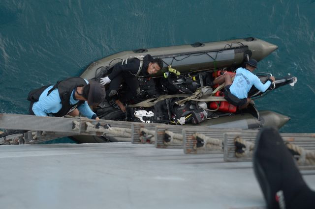 Bagian dari Kotak Hitam AirAsia QZ8501 Diangkat