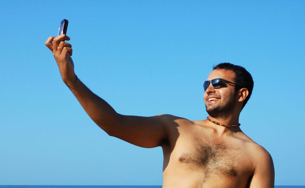 Pria yang hobi foto selfie cenderung narsis dan sakit jiwa? Foto: Getty Images