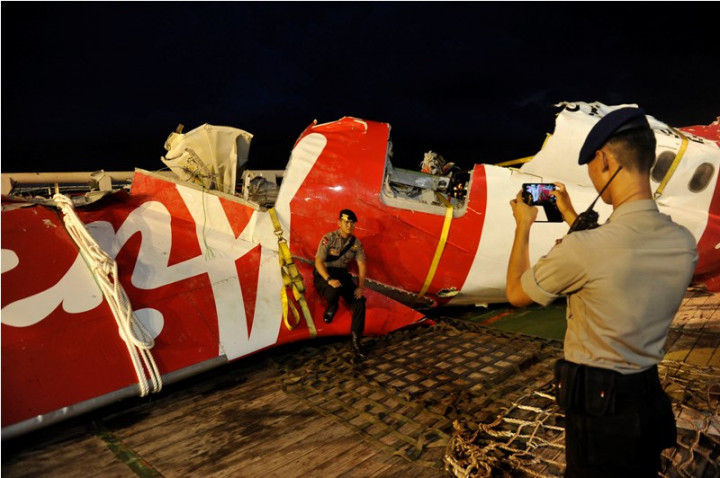 Lihatlah Gaya Narsis Oknum Polisi di Ekor AirAsia