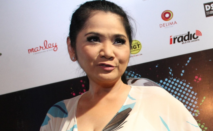 Vina Panduwinata Terjatuh Usai Melayat Ibunda Melly Goeslaw