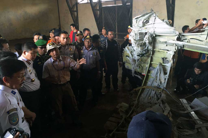 Jonan Tinjau Serpihan AirAsia QZ8501 