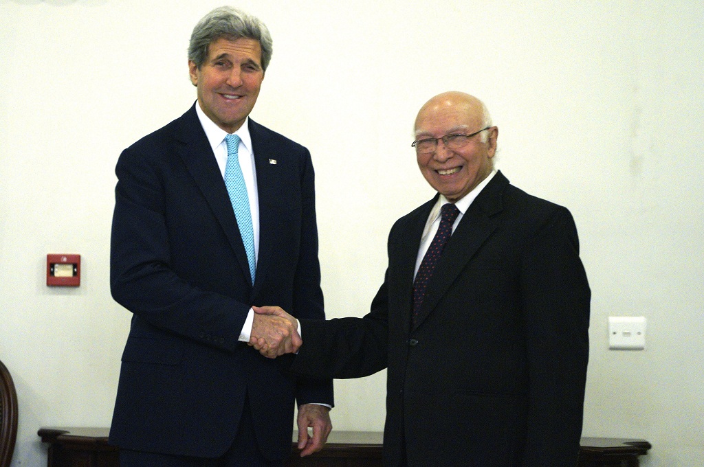 Menlu AS John Kerry bersama penasihat keamanan Pakistan Sartaj Aziz di Islamabad, Pakistan - AFP / RICK WILKING / POOL