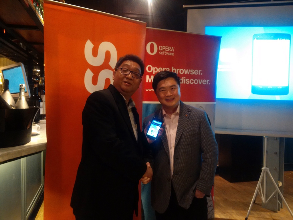 EVERCOSS mengandalkan Opera Max untuk menekan konsumsi data di perangkatnya.