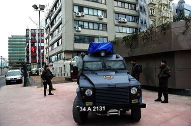 Polisi Hentikan Truk Bermuatan Kartun Charlie Hebdo