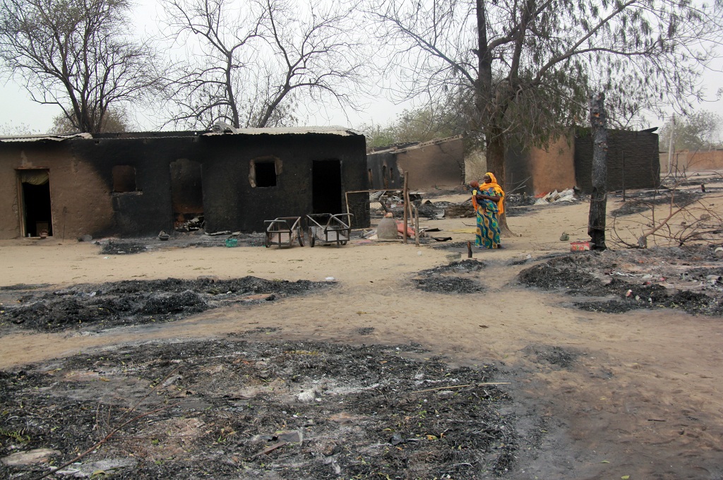 Seorang perempuan berjalan di Baga, suatu wilayah di Nigeria yang diserang Boko Haram sejak awal Januari 2015 - AFP