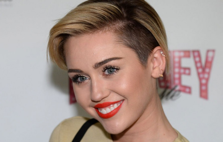 Miley Cyrus Pamer Belasan Foto Tanpa Busana 