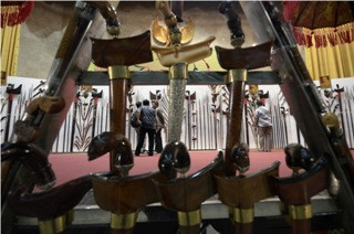 Polisi Sita Bom Molotov dan Keris saat Eksekusi Rumah di Bojonegoro