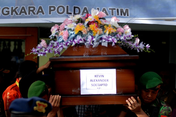 Jenazah Penumpang AirAsia ini Disemayamkan Lebih Lama Dibanding Ayah dan Kakaknya 