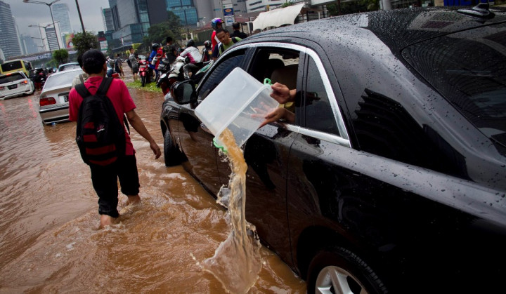 Tips Atasi Kopling Sedan Macet Usai Terjang Banjir  