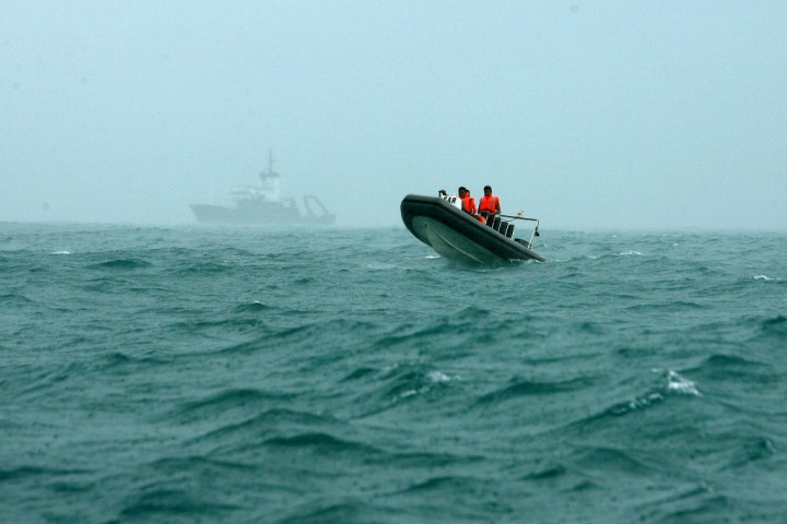 Gelombang 3 M Hadang Tim Penyelam di Lokasi Badan AirAsia QZ8501 
