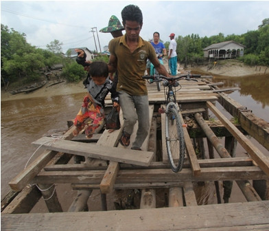 Warga Langkat Terpaksa Beraktivitas Lewat Jembatan Darurat