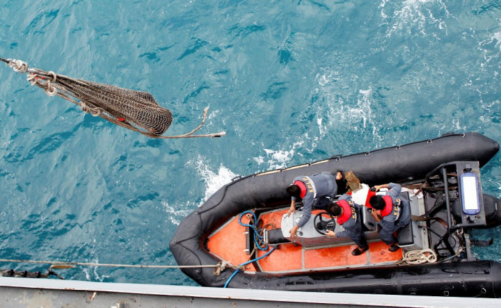 Nelayan Temukan Jenazah Anak Kecil Diduga Korban AirAsia QZ8501