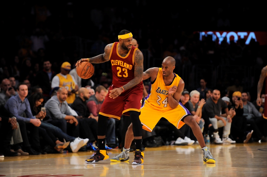 LeBron James sedang berusaha melewati Kobe Bryant. (Foto: AFP/Juan Ocampo)