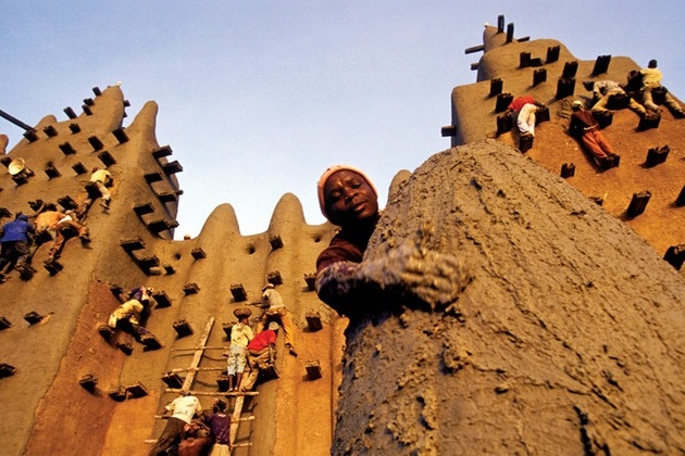 Tradisi Melumuri Masjid dengan Lumpur di Mali