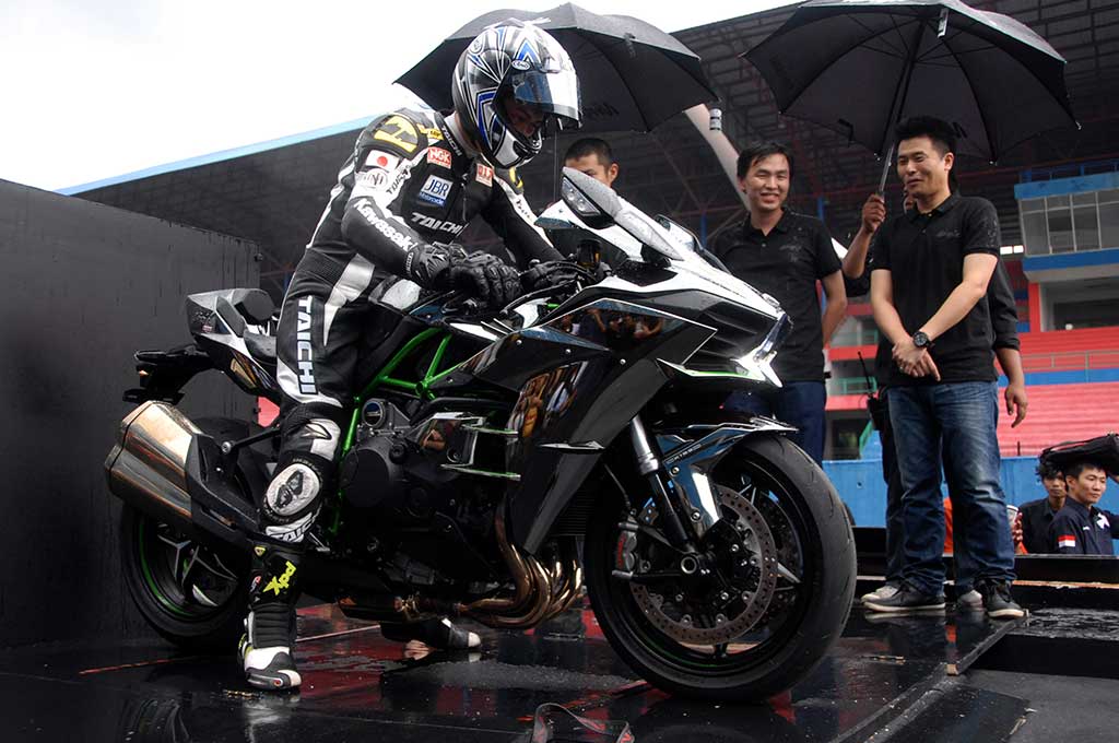 Kawasaki Luncurkan Ninja H2 dan H2R