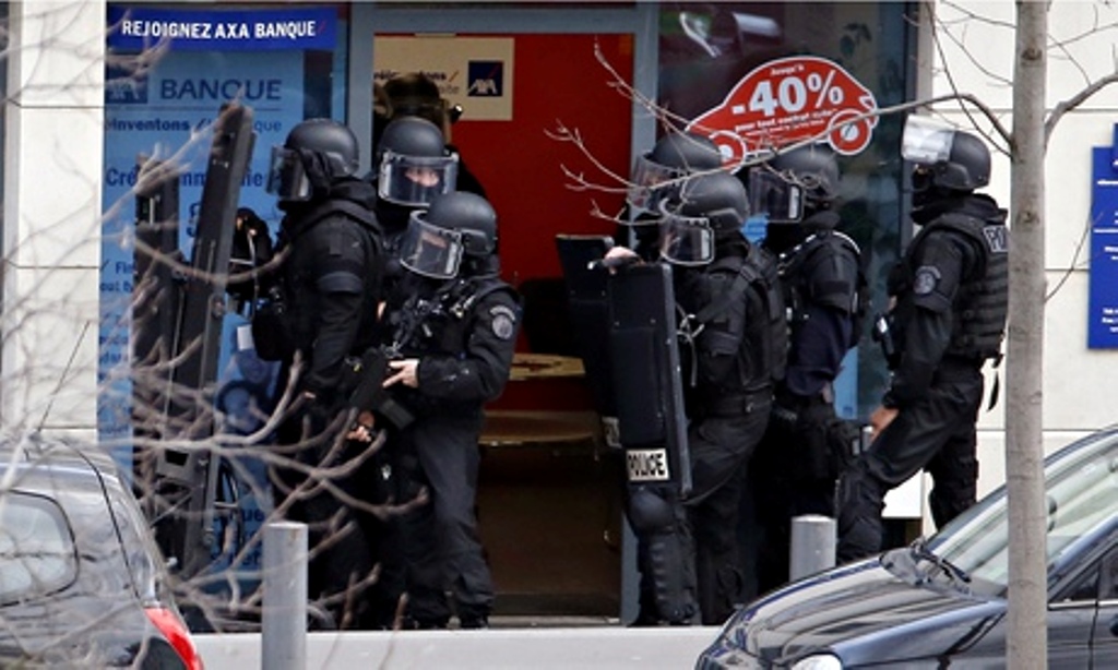 Upaya pembebasan sandera di kantor pos Prancis (Foto: AFP)
