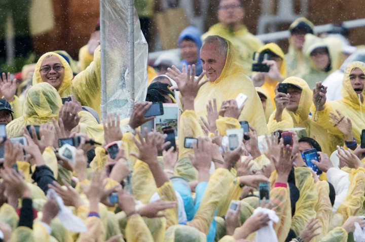 Ribuan Warga Tacloban Sambut Paus Fransiskus 