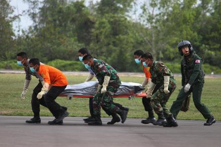 3 Minggu Keluarga Korban Kecelakaan AirAsia Menanti...