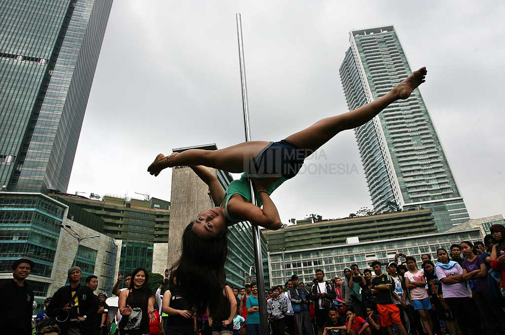 Unjuk Kebolehan Pole Dance di Hari Bebas Kendaraan Bermotor