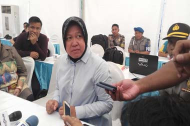 Risma Minta Keluarga Korban AirAsia QZ8501 Kooperatif