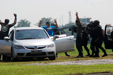 TNI-Polri Gerebek Persembunyian DPO di Maluku Tengah