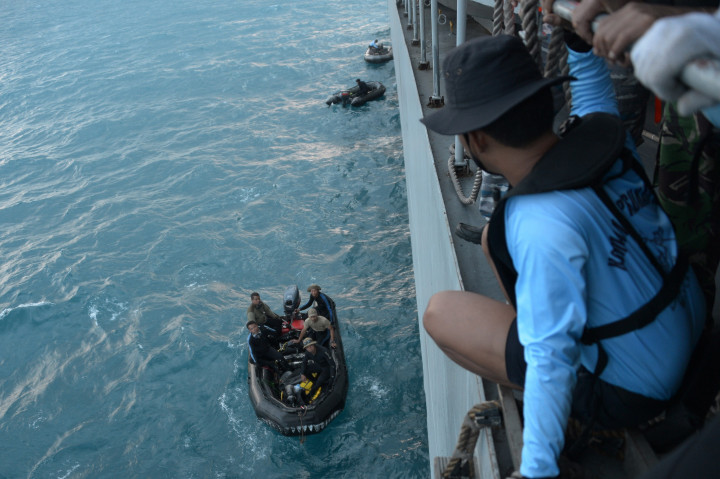 Dua Jenazah Ditemukan Terikat di Kursi Penumpang AirAsia QZ8501 