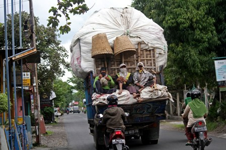 Kelebihan Muatan, 50 Truk Fuso Ditilang Polisi
