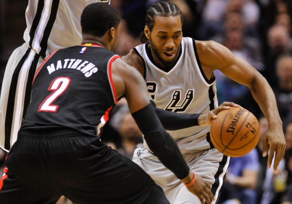 Pemain San Antonio Spurs (kanan) Kawhi Leonard mendapat kawalan ketat dari pemain Utah Jazz (Foto: AP Photo/Bahram Mark Sobhani)
