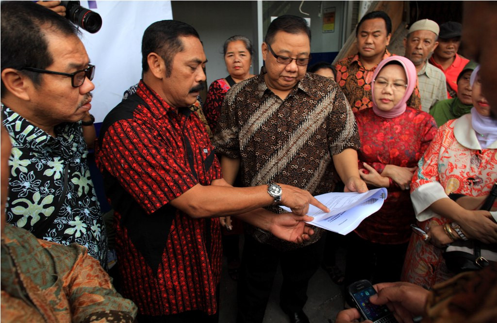  Wali Kota Solo, Fx. Hadi Rudyatmo (dua dari kanan) saat meninjau ke lokasi kebakaran Pasar Klewer, Solo, Jawa Tengah. (Foto:Antara)
