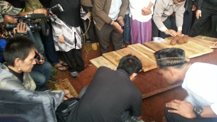 Tangis Keluarga di Makam Bob Sadino