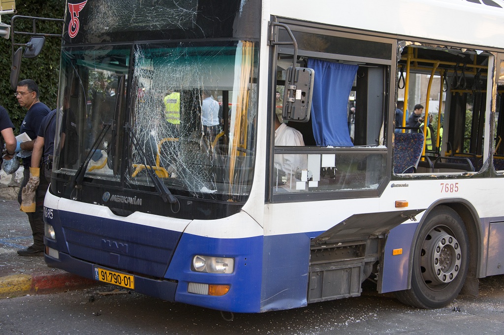 Sebuah bus yang terkena ledakan bom di Tel Aviv, Israel - AFP / JACK GUEZ