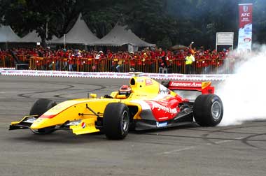 Sean Gelael <i>Geber</i> Mobil Formula Renault 3,5 di HUT KFC ke-35 Senayan  