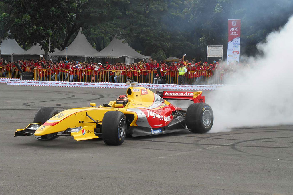 Sean Gelael dan Antonio Giovinazzi Show Off di Ultah KFC Senayan