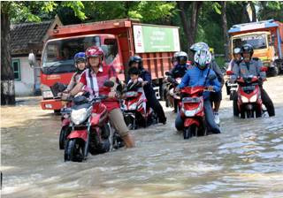Banjir Pekalongan Belum Surut, Warga Diserang Penyakit