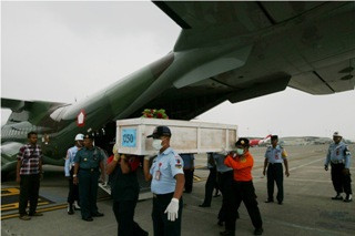Sepuluh Jenazah Korban QZ8501 Tiba di Surabaya