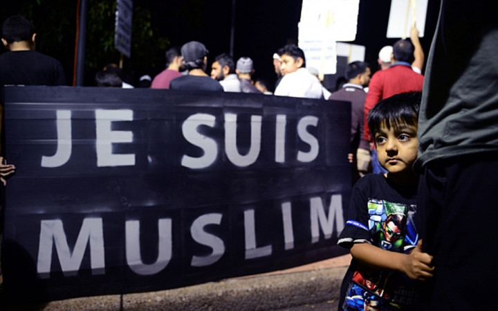 Ratusan Warga Hadiri Aksi Damai 'Je suis Muslim' 